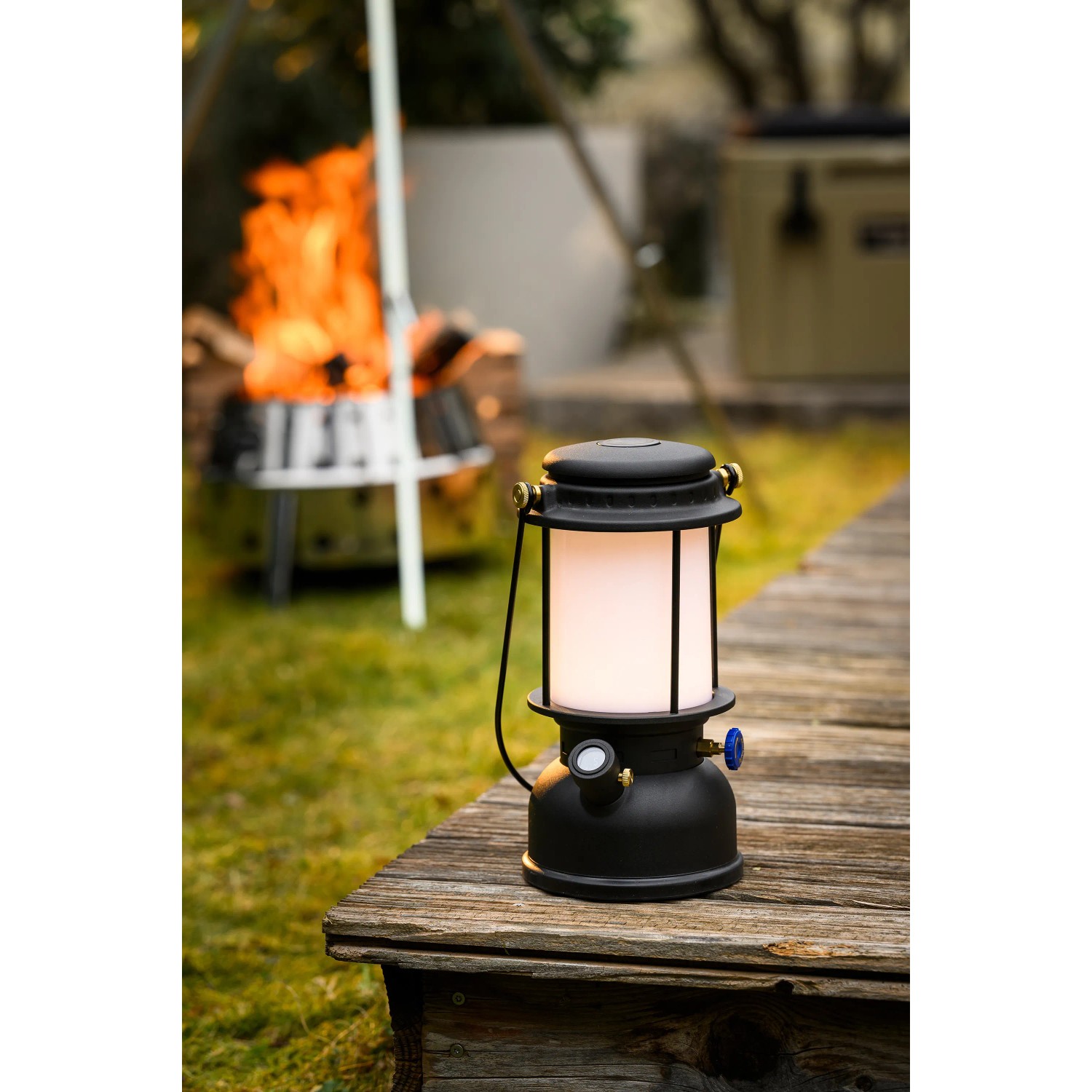 Schwarze Petromax LED-Laterne PX-LM500 für Camping mit 160h Leuchtdauer.