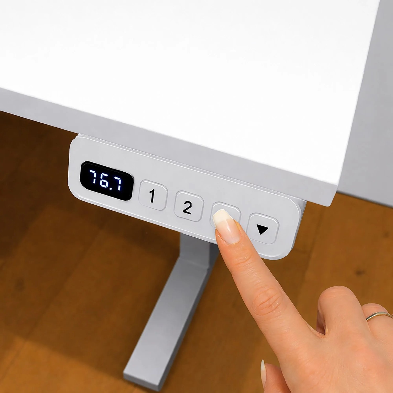 Hand bedient digitales Bedienfeld des elektrisch höhenverstellbaren Schildmeyer Metz Schreibtischs. Anzeige 76.7 cm.