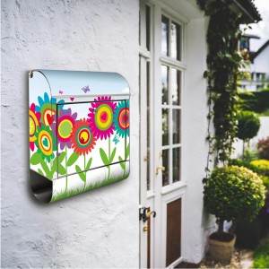 Edelstahl Briefkasten mit Zeitungsfach und buntem Blumenmotiv an einer weißen Hauswand.