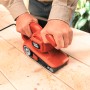 Black+Decker Bandschleifer KA86 in Aktion auf Holzoberfläche. Schleifmaschine für randnahes Arbeiten.