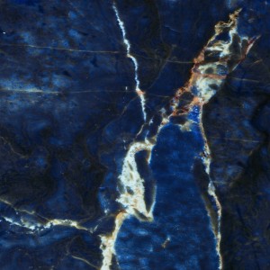 Nahaufnahme: Wandpaneel in Marmoroptik, blau mit weißen und goldenen Akzenten.