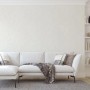 Guido Maria Kretschmer Vliestapete Chroma in Creme an Wohnzimmerwand.