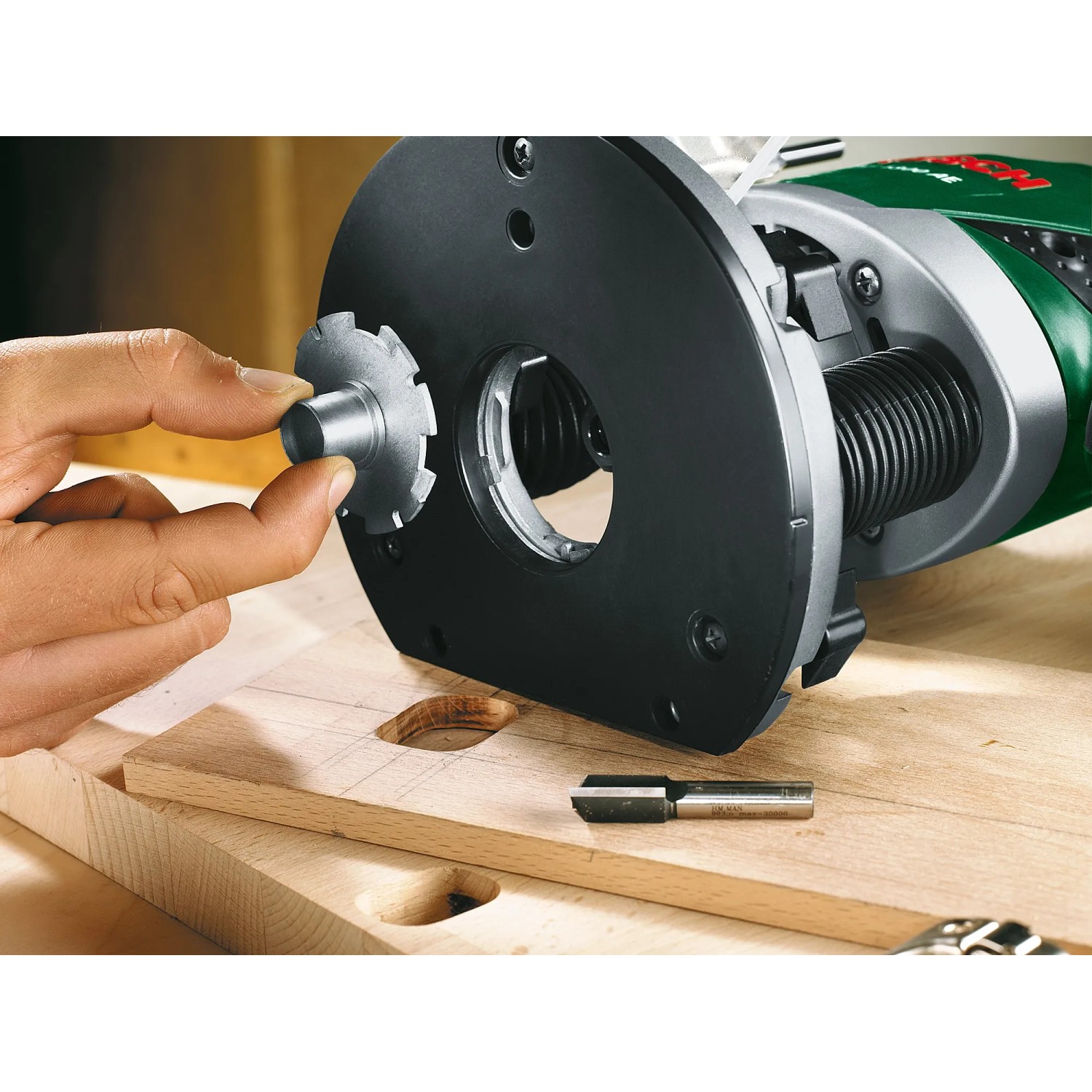 Bosch Oberfräse POF 1200 AE beim Fräserwechsel. Werkzeug für Holzbearbeitung.
