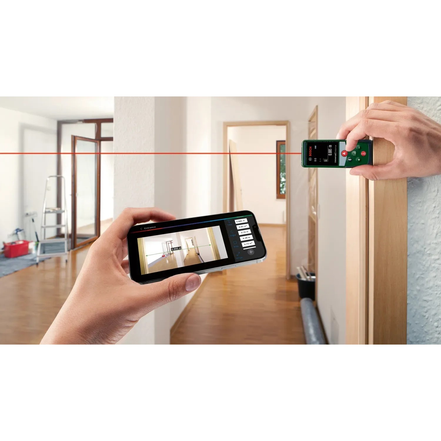 Bosch Laser Entfernungsmesser UniversalDistance 40 C in Nutzung mit App auf Smartphone.