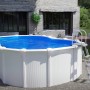 Weißer Gre Pool Varadero Oval, 500x340x120 cm, mit Leiter im Garten.