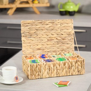 Offene Relaxdays Teebox aus Wasserhyazinthe mit 8 Fächern und diversen Teebeuteln.