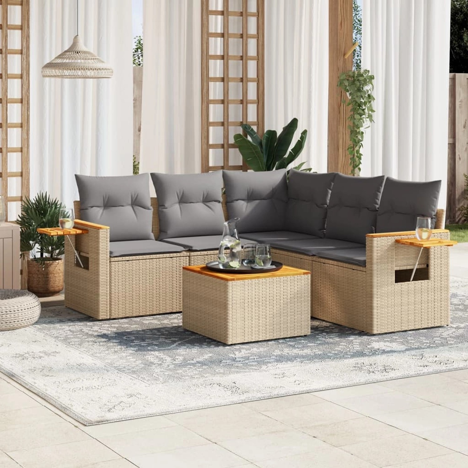 Beige 6-tlg. Garten-Sofagarnitur mit Kissen aus Polyrattan. Gartenmöbel-Set mit Tisch und Ablage.