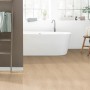 Badezimmer mit wasserfestem, braunem Egger NatureSense Aqua Laminatboden in Eichenoptik.