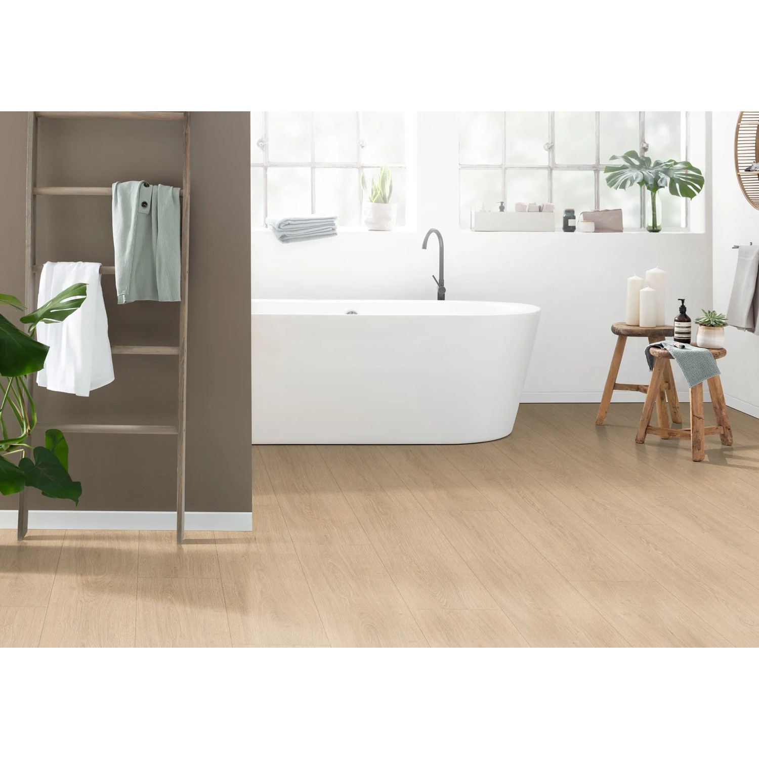 Badezimmer mit wasserfestem, braunem Egger NatureSense Aqua Laminatboden in Eichenoptik.