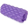 Bestway Luftmatratze Float'n Roll, lila, zusammengerollt. Ideal zum Entspannen im Wasser.