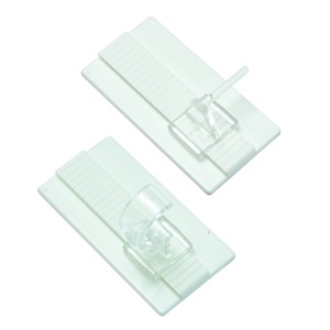 Zwei weiße Gardinia Klebehaken Universal für Vitragestangen im Detail.