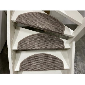 Stufenmatten Natura Taupe, 65x28 cm auf einer Treppe. Schutz und Design für Ihre Treppe.