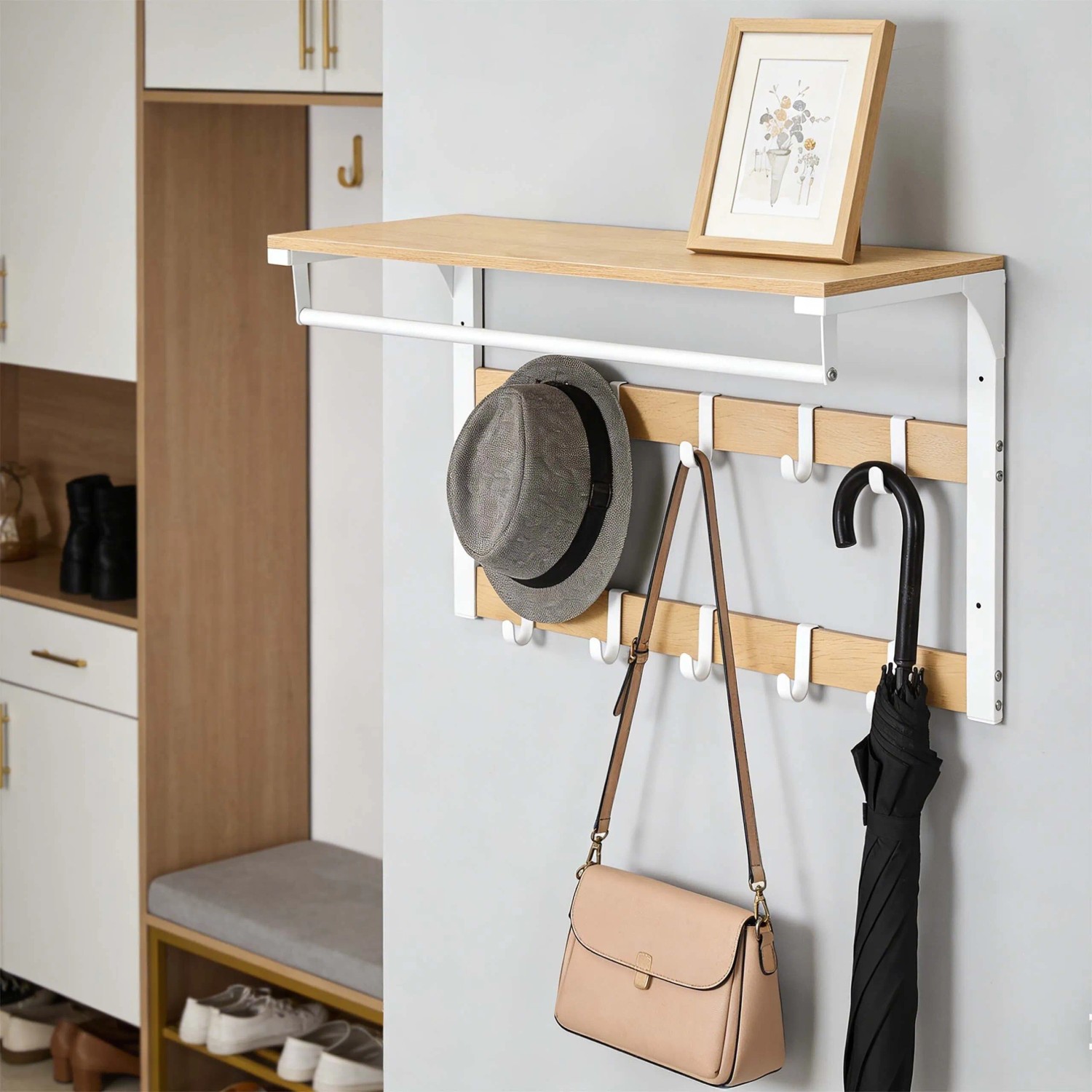 Relaxdays Wandgarderobe aus hellem MDF und weißem Eisen mit Ablage, Kleiderstange und 10 Haken.