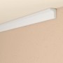 Weißes Decosa Zierprofil XZL01 (2 m) an Decke und Wand.