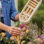 Gardena Insektenhotel ClickUp! wird auf den ClickUp! Stiel gesteckt. Nützlingshotel für Wildbienen, Schmetterlinge und Marienkäfer.
