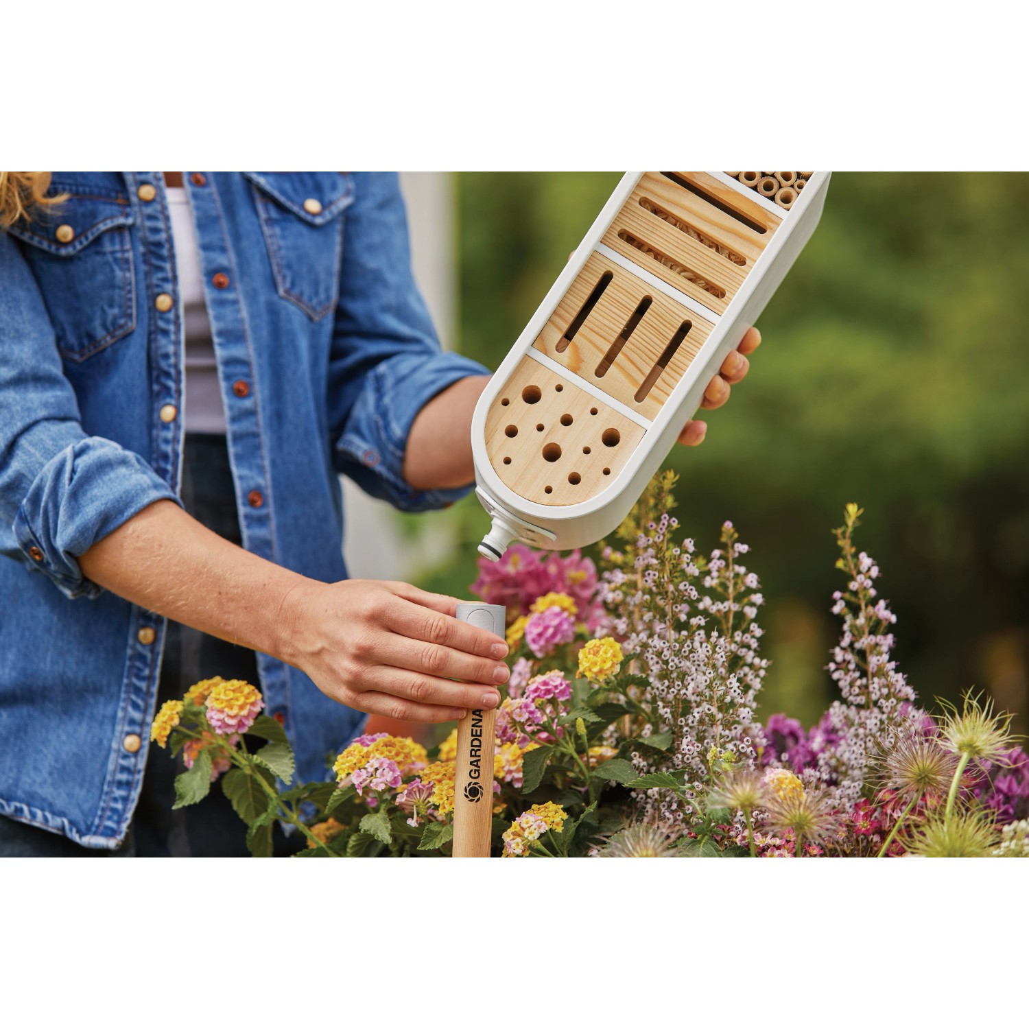 Gardena Insektenhotel ClickUp! wird auf den ClickUp! Stiel gesteckt. Nützlingshotel für Wildbienen, Schmetterlinge und Marienkäfer.