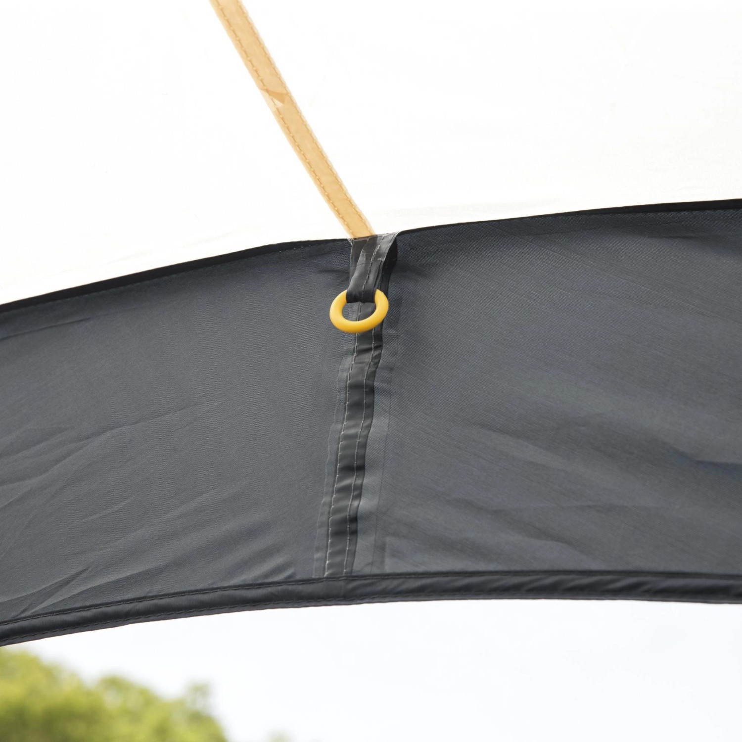 Detailansicht Bestway Lay-Z-Spa Whirlpool-Pavillon, Poolzelt mit grauem Seitenteil und gelbem Ring.