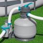 Graue Sandfilteranlage mit Pumpe und Schläuchen neben Pool auf Rasen. Für effiziente Poolreinigung mit Zeitschaltuhr.