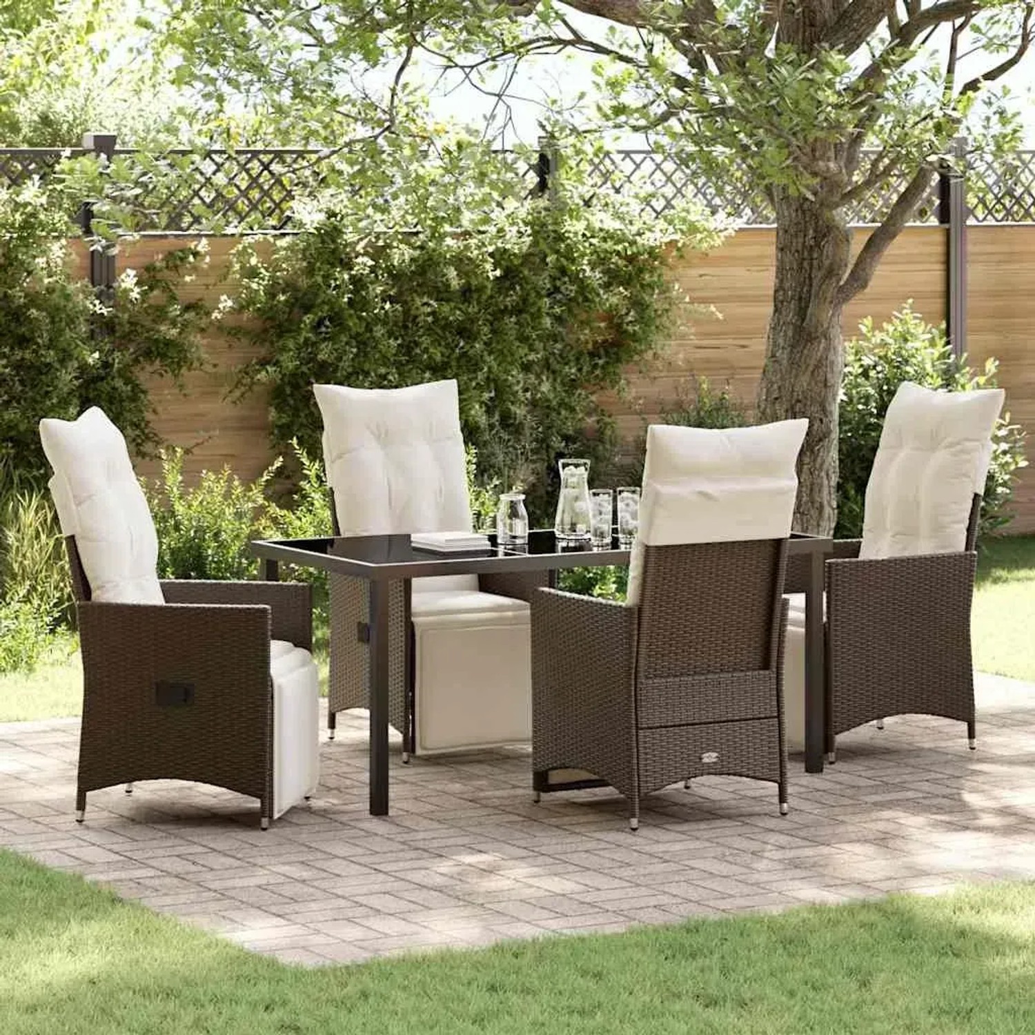 Braune vidaXL Garten Essgruppe mit 4 Stühlen, Tisch und Kissen aus Poly Rattan.