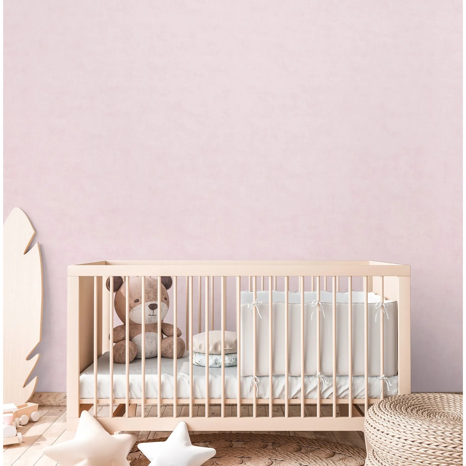Rosa Vliestapete von A.S. Creation im Kinderzimmer über einem Babybett.