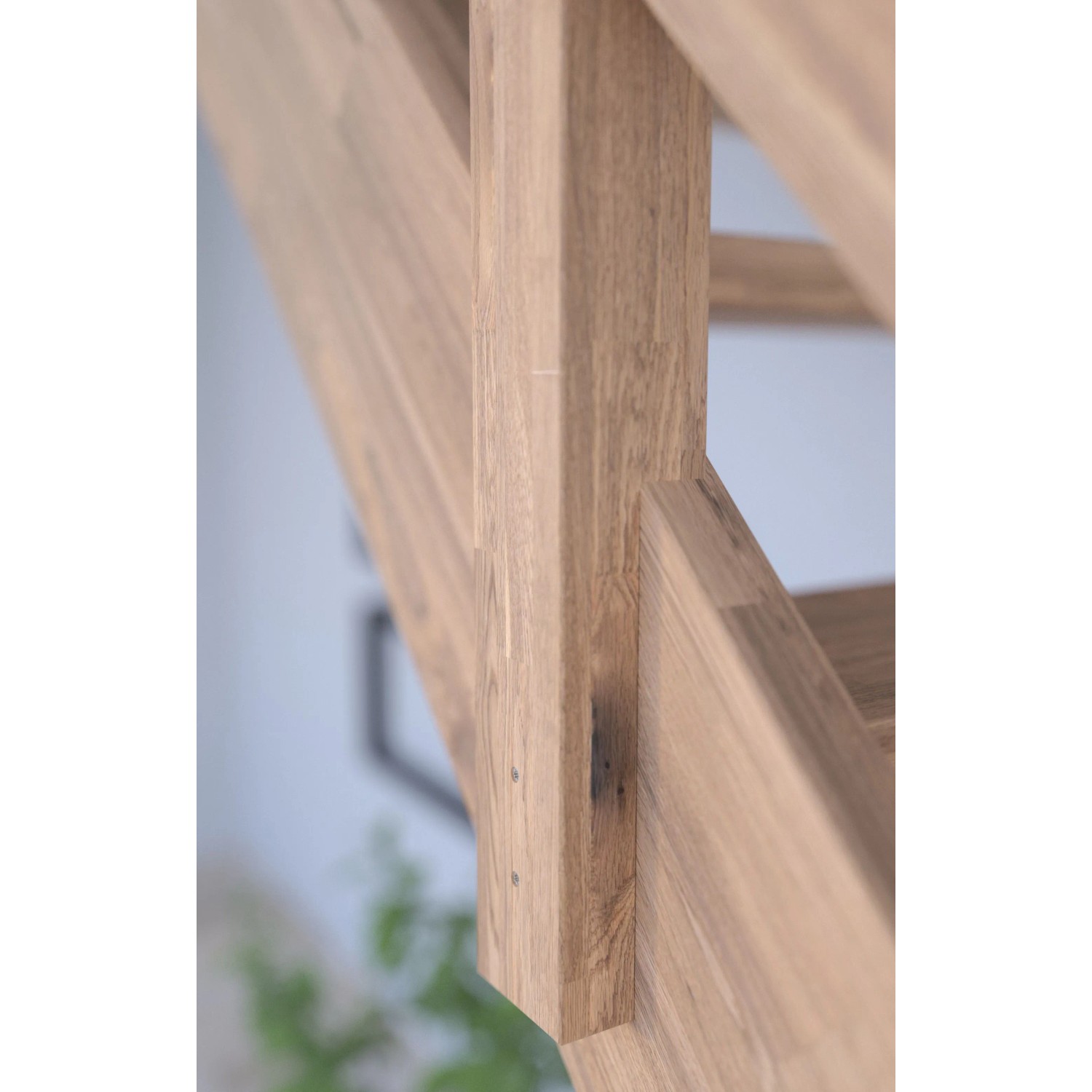 Detailaufnahme: Gerade Treppe Mykonos Pro Eiche mit Holz-Edelstahl-Geländer.