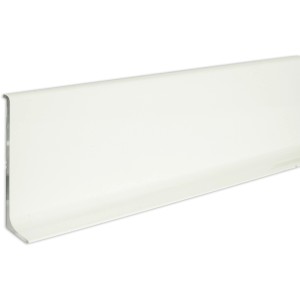 Weiße, pulverbeschichtete Fuchs Design Sockelleiste aus Aluminium, 8 cm hoch und 250 cm lang.
