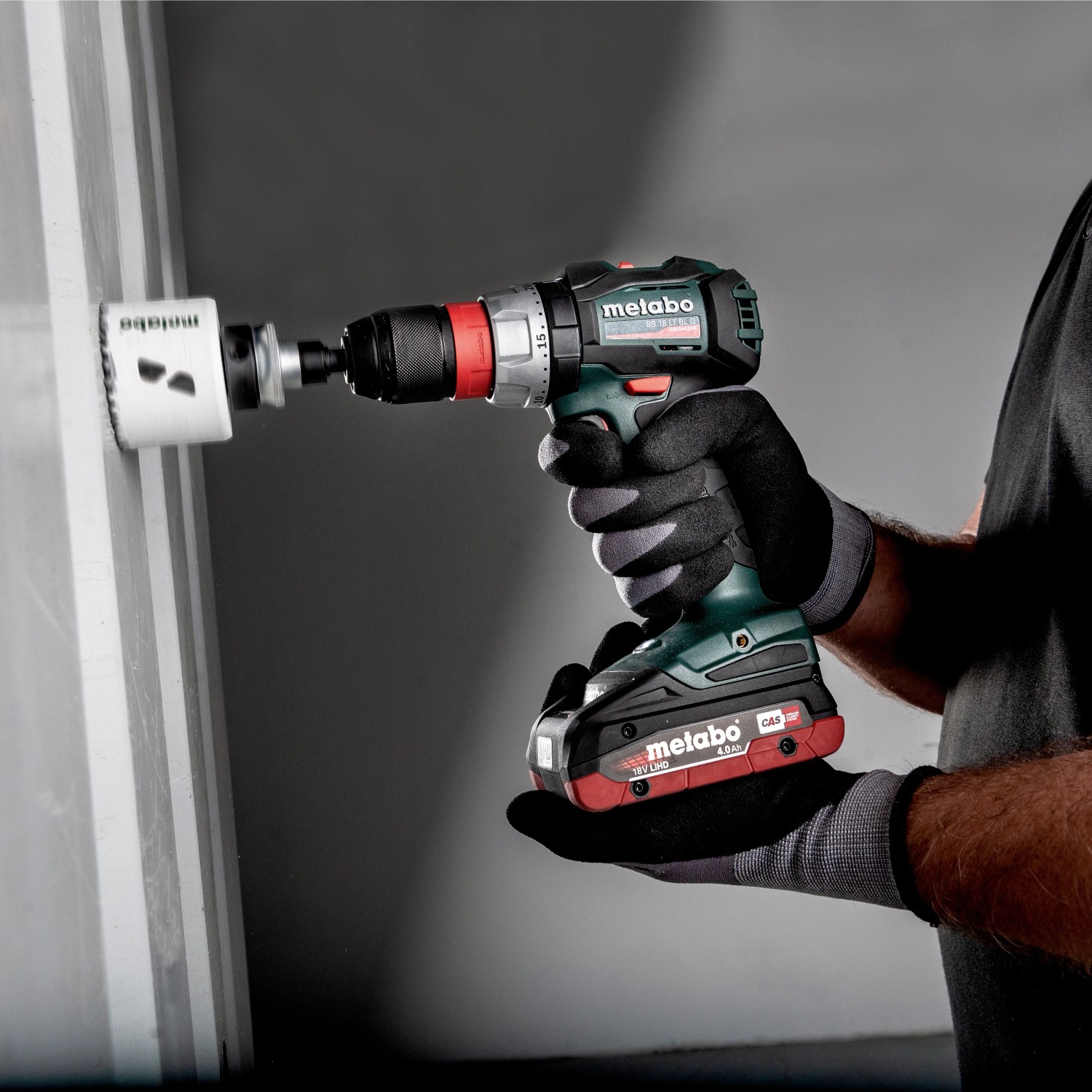Metabo Akku-Bohrschrauber BS 18 LT BL Q mit Bohrkranz im Einsatz.