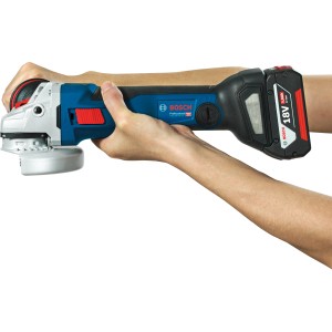 Bosch Professional Akku-Winkelschleifer GWS 18V-10 P in Aktion, gehalten von zwei Händen.