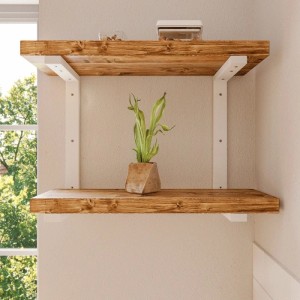 Zwei weiße HEVVA LAHN Regalhalterungen stützen rustikale Holzregale an einer Wand. Robustes Zubehör für DIY-Projekte.