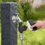 Geka Bewässerungscomputer mit Hahnadapter im Einsatz am Wasserhahn.