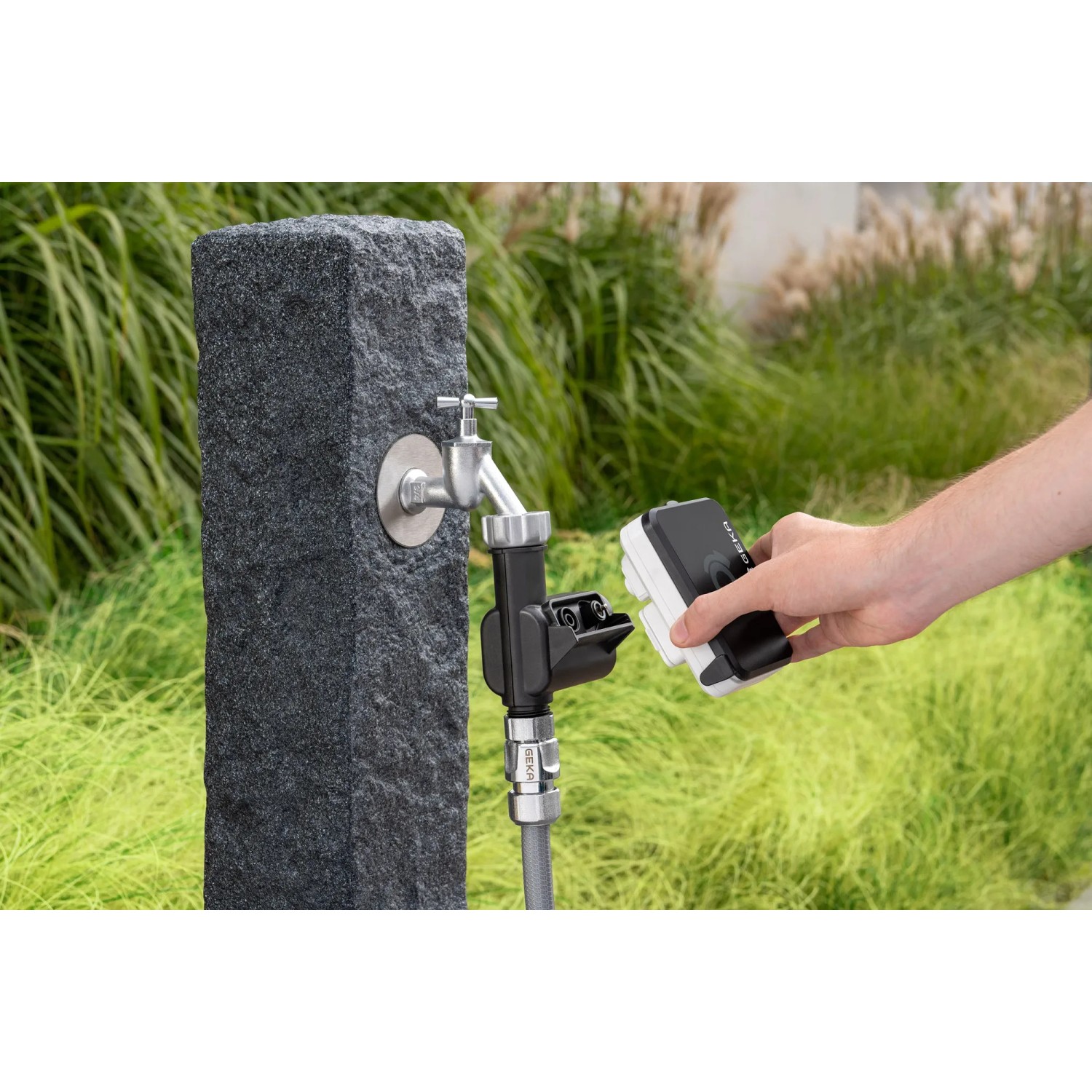 Geka Bewässerungscomputer mit Hahnadapter im Einsatz am Wasserhahn.