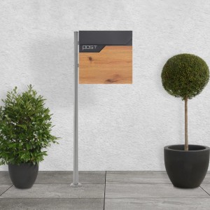 Moderner Standbriefkasten in Anthrazit-Holzoptik mit Zeitungsfach und silbernem Pfosten.