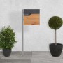 Moderner Standbriefkasten in Anthrazit-Holzoptik mit Zeitungsfach und silbernem Pfosten.