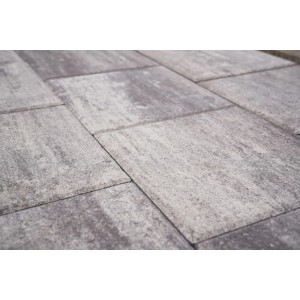 Greige Terrassenplatte Corso 30x30x4 cm mit strukturierter Oberfläche und glatten Kanten. Ideal für Außenbereiche.