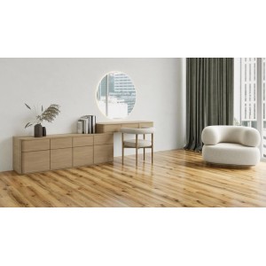 Klebe-Vinylboden Antonio Oak in heller Eichenoptik, Lang- und Breitdiele, verlegt in einem modernen Wohnraum mit Holzmöbeln.