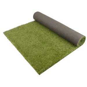 Grüner Kunstrasen, teilweise ausgerollt, naturgetreue Optik, Drainage-Rücken. Für Garten, Terrasse.