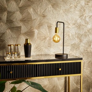 Goldene Vliestapete mit Metallic-Effekt im Wohnzimmer, Fächer-Muster.