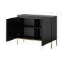 Schwarzes Selsey Sideboard Bemmi 100 cm mit offenen grifflosen Türen, 4 Fächern und goldenen Beinen.