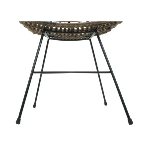 Detailansicht des MCW Esszimmerstuhls M29: Kubu Rattan Geflecht und schwarzes Metallgestell.