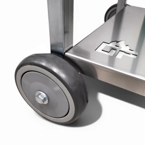 Detailaufnahme des Grillpeter Mangal Batyr Deluxe: Rad und Edelstahl-Ablage.