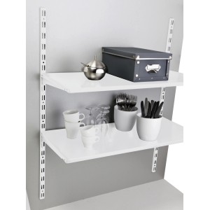 Wandregal mit zwei weißen OBI Stahlfachböden (80x40 cm), bestückt mit Geschirr und Deko.