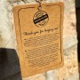 Schild mit Text "Thank you for buying me!" und Hinweis auf Handarbeit.
