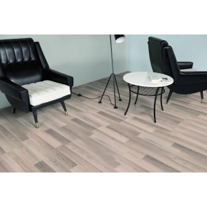 Verlegter Laminatboden Comfort Eiche Silver 7 mm in Wohnraum-Szene mit Möbeln.