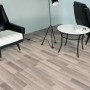 Verlegter Laminatboden Comfort Eiche Silver 7 mm in Wohnraum-Szene mit Möbeln.