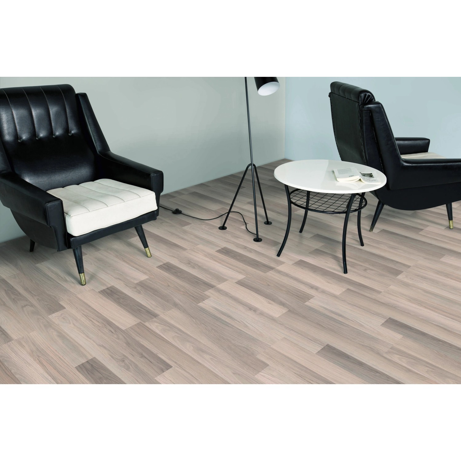 Verlegter Laminatboden Comfort Eiche Silver 7 mm in Wohnraum-Szene mit Möbeln.