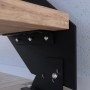 Detailaufnahme: Treppe Kos mit Eiche Rustik Stufe und schwarzem Design-Geländer.
