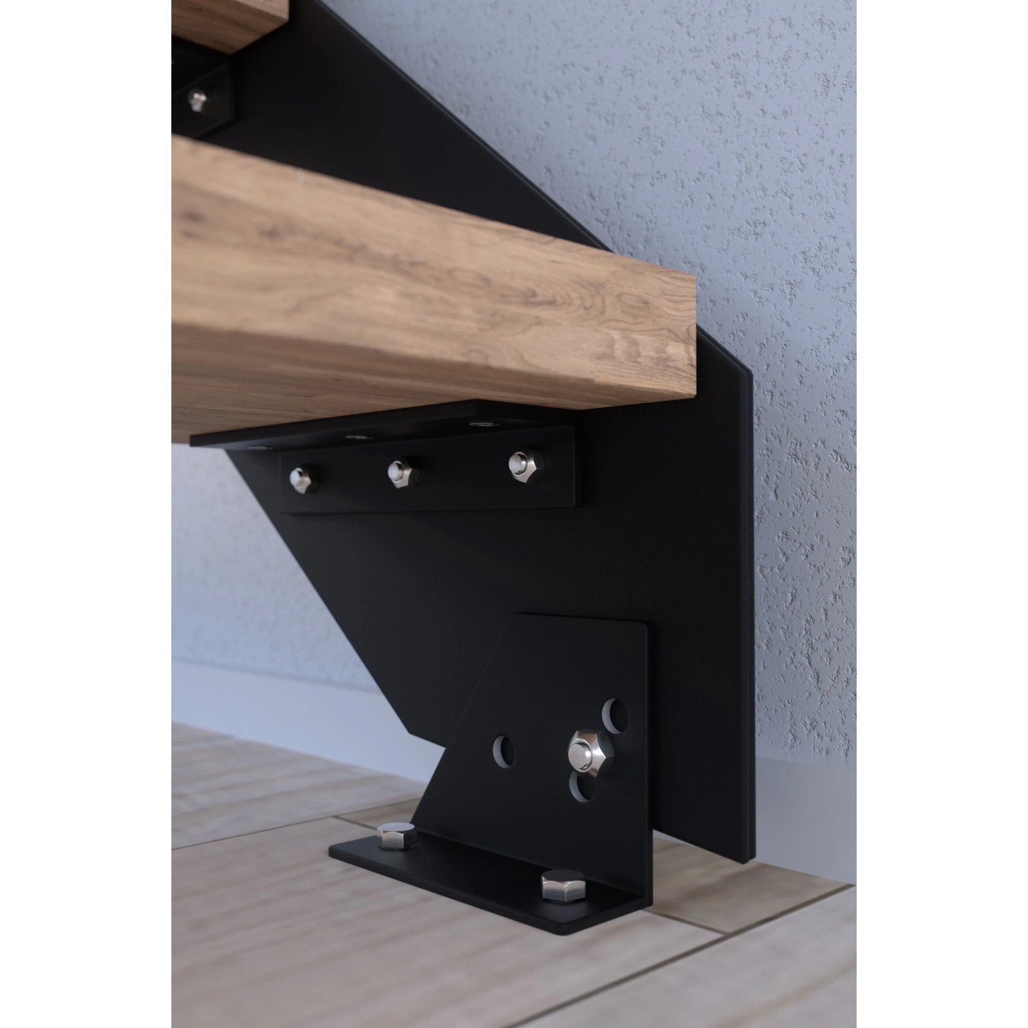 Detailaufnahme: Treppe Kos mit Eiche Rustik Stufe und schwarzem Design-Geländer.
