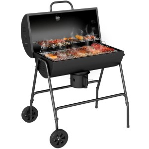 Schwarzer Outsunny Holzkohlegrill mit Deckel, Thermometer und Rädern. Grillgut auf dem Rost.