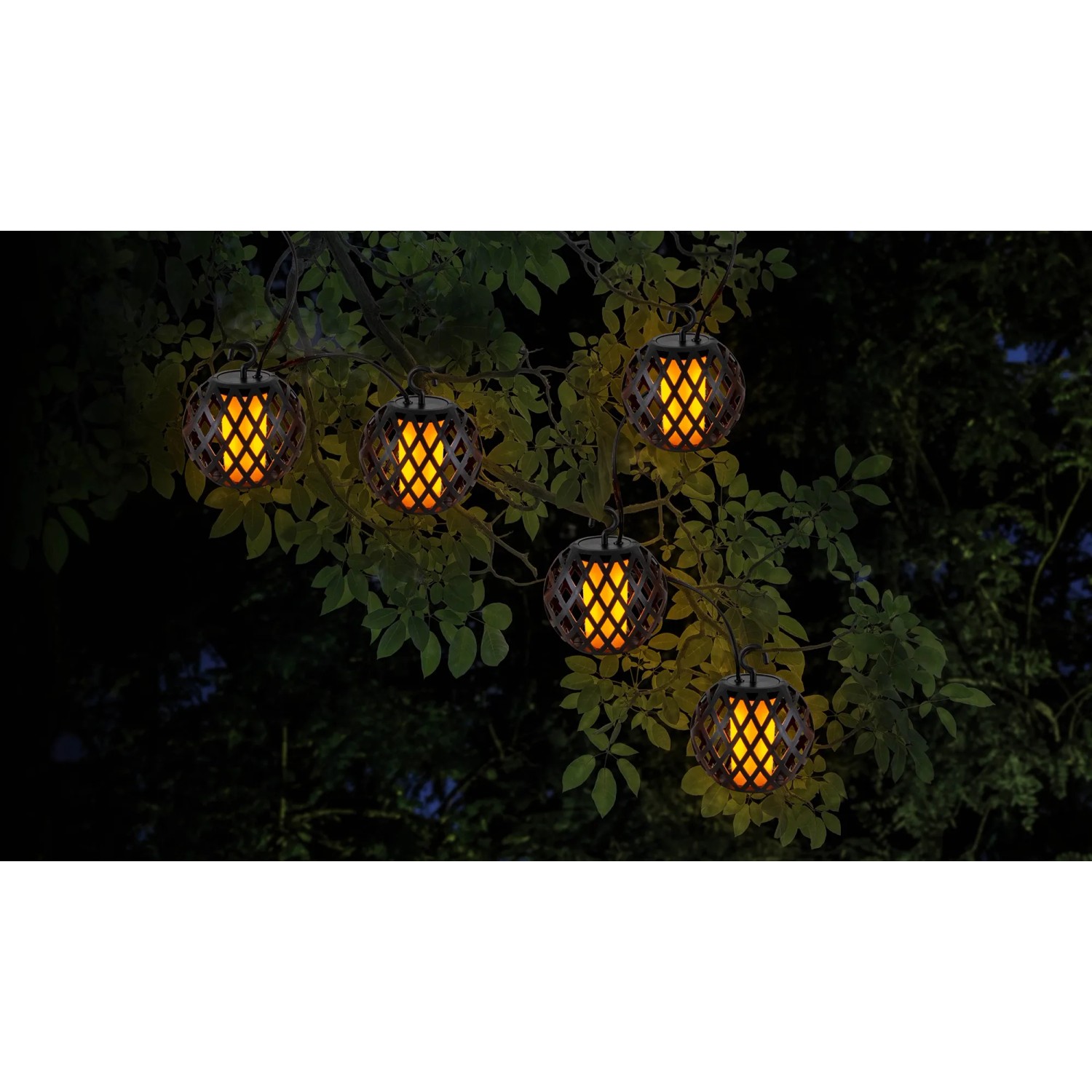 Näve LED Solar Lichterkette Fogo mit Flammeneffekt, schwarze Kugeln an einem Baum.