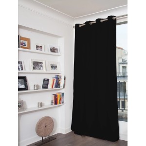 Schwarzer Moondream Verdunkelungsvorhang (260x145 cm) am Fenster.